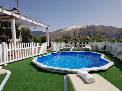 Alquiler casa con 3 habitaciones amueblada con piscina, calefacción, aire acondicionado y vistas al mar en Cómpeta