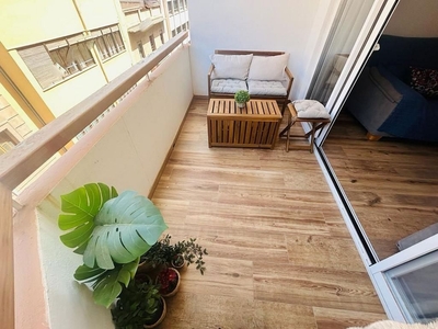 Alquiler de piso en Mercat - La Missió - Plaça dels Patins de 3 habitaciones con terraza y muebles