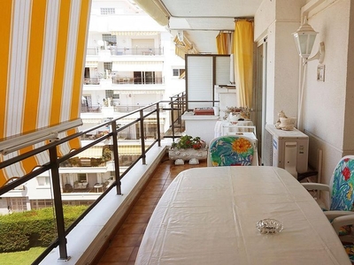 Alquiler de piso en calle Francesc Layret de 2 habitaciones con terraza y piscina