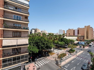 Alquiler de piso en Centro - Almería de 4 habitaciones con terraza y muebles