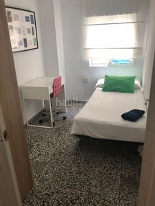 Alquiler piso sensacional piso junto a las delicias por 950€. en Málaga