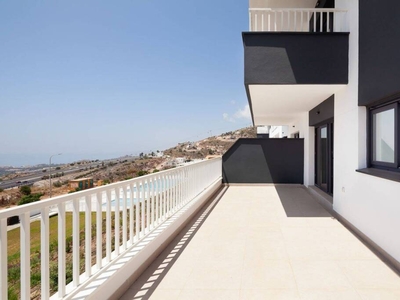 Apartamento en planta baja con vistas frontales al mar en venta en Benalmádena, Málaga