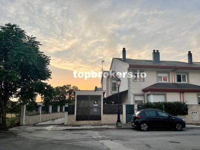 Сhalet adosado con terreno en venta en la Calle San Carlos' Ponferrada