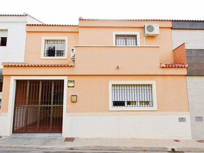 Venta Casa unifamiliar El Ejido. Con terraza 131 m²