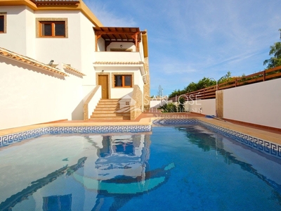 Venta de casa con piscina y terraza en Torrevieja, Torreta florida
