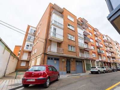 Venta de piso en Centro - Palencia de 4 habitaciones con terraza y calefacción