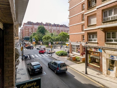 Venta Piso Gijón. Piso de cuatro habitaciones en Cl Emilio Tuya 5. Buen estado primera planta con terraza