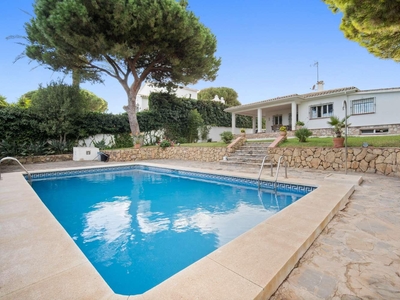 Villa con terreno en venta en la Calle Las Torres de Marbella' Marbella
