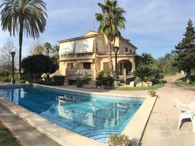 Villa con terreno en venta en la Carrer de Paiporta' La Eliana