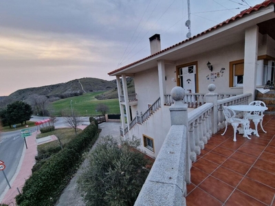 Villa con terreno en venta en la Urb El Robledal' Villalbilla