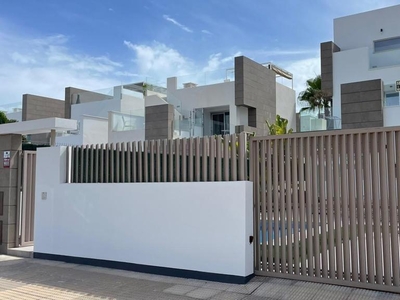 Villa con terreno en venta en la Urbanitzación El Ras /El Raso