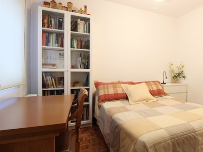 Acogedora habitación en un apartamento de 3 dormitorios en Hortaleza, Madrid