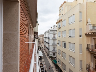 Céntrico, amplio y luminoso piso en Valencia