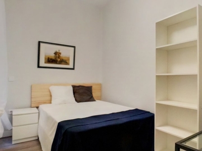 Habitación en alquiler en un apartamento de 5 dormitorios en Salamanca, Madrid