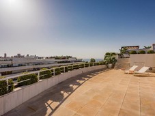 Alquiler Ático en Urbanización El Embrujo Banús Marbella. Muy buen estado plaza de aparcamiento con terraza