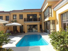 Alquiler Casa pareada en Calle Las Mimosas Marbella. Muy buen estado plaza de aparcamiento con terraza 300 m²