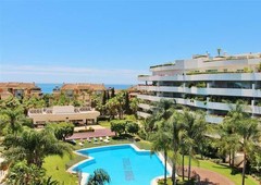 Alquiler Piso Marbella. Piso de dos habitaciones en Avenida de los Girasoles. Muy buen estado tercera planta plaza de aparcamiento con terraza calefacción individual