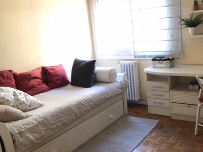 Se alquila habitación en un apartamento de 5 dormitorios, Sarria-Sant Gervasi