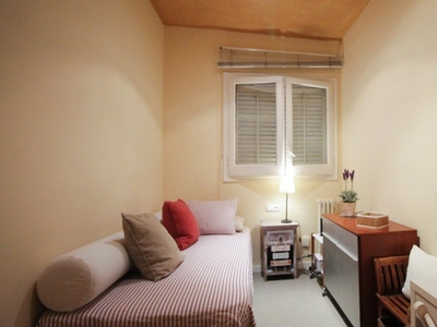 Se alquila habitación en un apartamento de 5 dormitorios, Sarria-Sant Gervasi