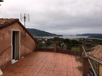 Venta de casa con terraza en Noia