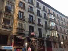 AKASA Alquila, Madrid, Centro, Calle Mayor. Piso en 4ª planta, 2 balcones a calle, 3 dormitorios.