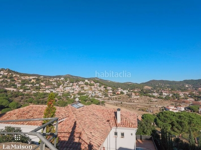 Casa en carrer telia casa con 5 habitaciones con parking, aire acondicionado y vistas a la montaña en Alella