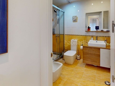 Piso en venta , con 141 m2, 3 habitaciones y 2 baños, garaje, ascensor y calefacción gas natural. en Girona