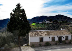 Casa con terreno en Comares