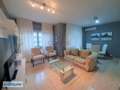 Apartamento en el centro de Cáceres , ubicado en la Calle Gil Cordero, junto a la Plaza de América y el Paseo de Cánovas.