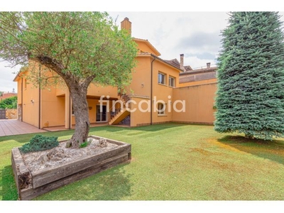 Casa aislada con jardín en venta en el centro de Sant Hilari Sacalm.