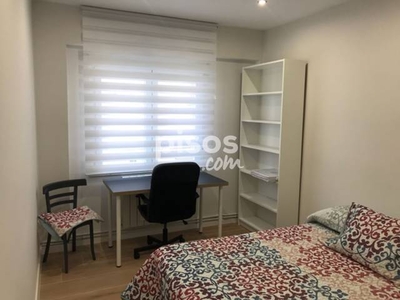 Piso en alquiler en Calle de Vitigudino en Carmelitas por 1.200 €/mes