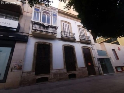 ¿Te imaginas reformar este caserón en el centro de Almería?