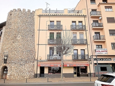 Venta de piso en Centro - Teruel de 3 habitaciones con balcón