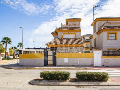 Villa independiente en esquina con piscina privada a la venta en Urbanización La