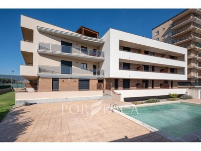 Bonito apartamento ático con gran terraza a solo 300 metros del mar. Garaje. Vistas despejadas