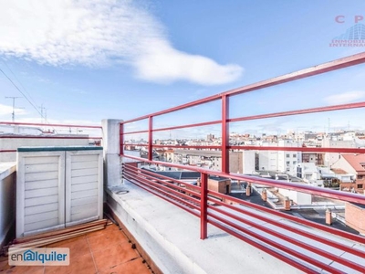 Estupendo piso sin amueblar, de 110 m2, 3 habitaciones y terraza, próximo al metro Cartagena.