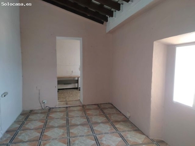 SE VENDE CASA EN EL CENTRO PARA REFORMAR