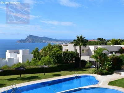 Villa moderna con espectaculares vistas al mar en una residencia Los Almendros