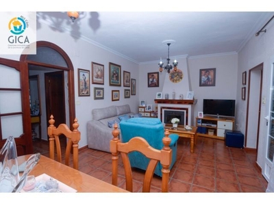 Vivienda adosada en Moncayo, Algeciras. Amplia, en perfecto estado, con patio y gran azotea.