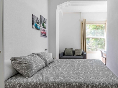 Se alquila habitación en piso de 11 dormitorios en L'Eixample.