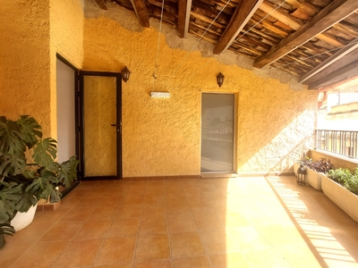 Casa en venta. Olesa de Montserrat, casa totalmente reformada, con patio y terraza, 4 hab. dobles, 2 baño y un aseo.