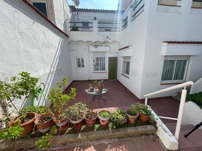 Planta Baja en venta. Planta baja tipo casa con acceso independiente y gran patio en su parte posterior, a tan sólo 5 minutos del Parc de Can Gambús