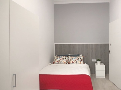 Acogedora habitación en piso de 10 habitaciones en Malasanña, Madrid