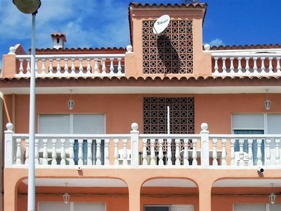 Alquiler de ático en avenida De València de 3 habitaciones con terraza y muebles