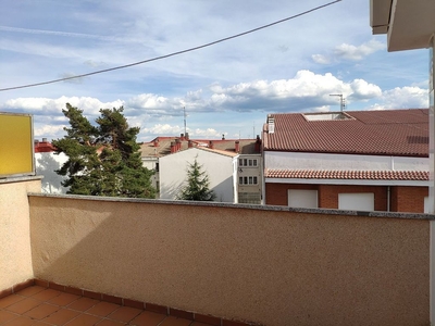 Alquiler de ático en calle García del Real de 2 habitaciones con terraza y muebles