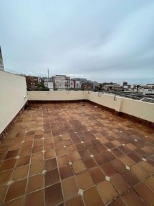Alquiler de ático en ronda Del Pilar de 2 habitaciones con terraza y aire acondicionado
