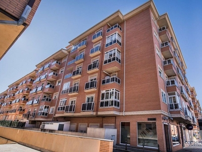 Alquiler de piso en calle Agustín Rodríguez Sahagún de 3 habitaciones con terraza y piscina