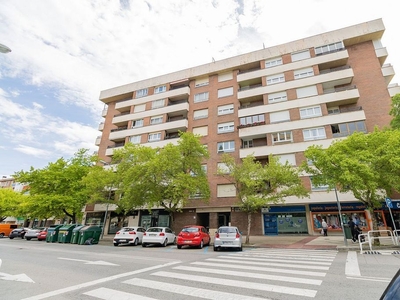 Alquiler de piso en calle San Juan Bosco de 4 habitaciones con garaje y balcón