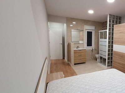 Alquiler de piso en Centro - Logroño de 3 habitaciones con terraza y muebles