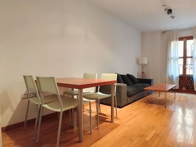 Alquiler de piso en Centro - Murcia de 2 habitaciones con muebles y balcón